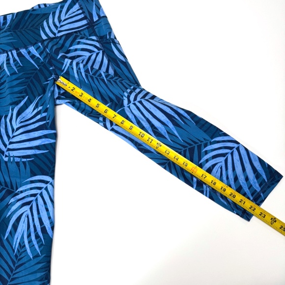 🌴 Old Navy Active Go-Dry 3/4 Capri Leggings Blue Palm Medium Pockets Retail $45 - Picture 4 of 13